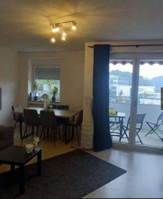 Wohnzimmer mit Balkon