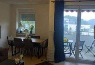 Wohnzimmer mit Balkon