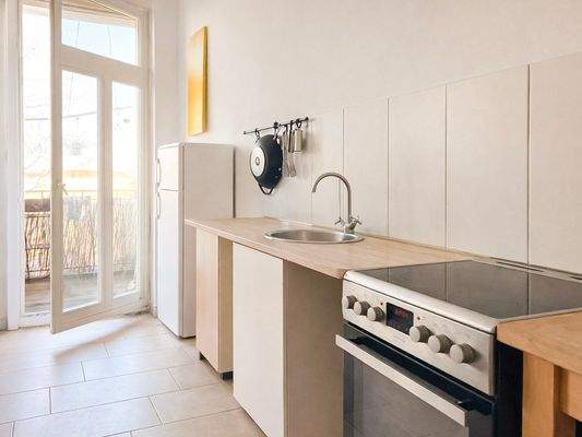 Küche und Zugang zum Balkon