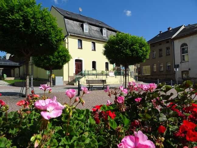 Großzügiges, vermietetes Wohn- und Geschäftshaus in zentraler Lage von Auma zu verkaufen