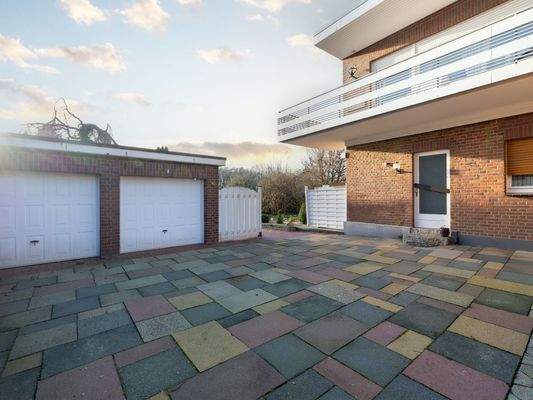 Doppelgarage und Stellplätze