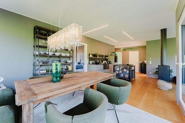 Lichtdurchflutet und modern präsentiert sich die Dachgeschosswohnung