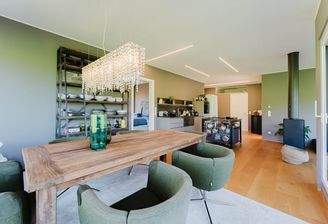 Lichtdurchflutet und modern präsentiert sich die Dachgeschosswohnung