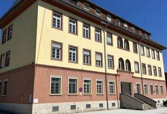 Straßenansicht mit P