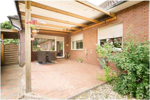 überdachte Terrasse EG vorne