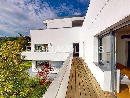 ...umlaufenden Balkon