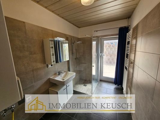 Modernes Duschbad mit Waschmaschinenanschluss