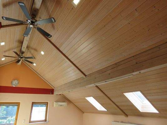 Sichtholzbalken und Ventilatoren