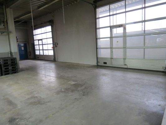  Sektionaltore Zugang zu Halle 1, 2 ,3, 4 + Rampe Haupteingang + Raum ehemaliger Sauerstofftank