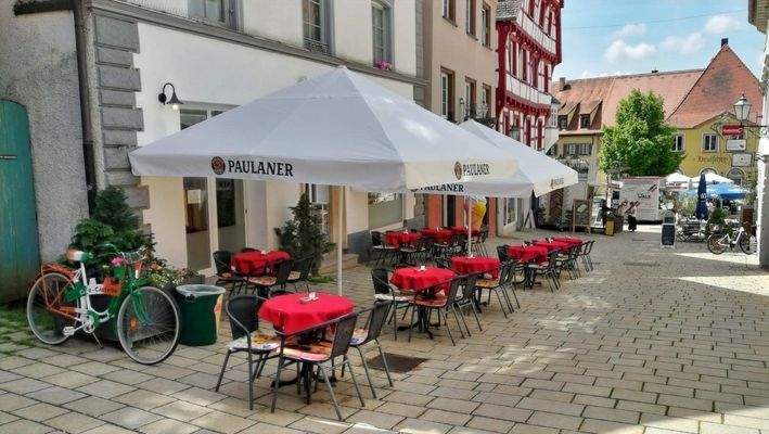 Blick auf den Marktplatz mit Wochenmarkt