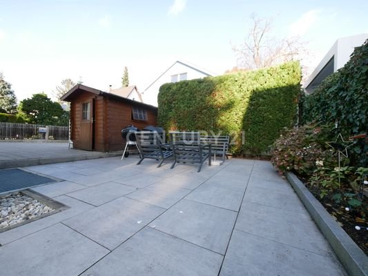 Terrasse und Hofbereich samt Gartenhütte