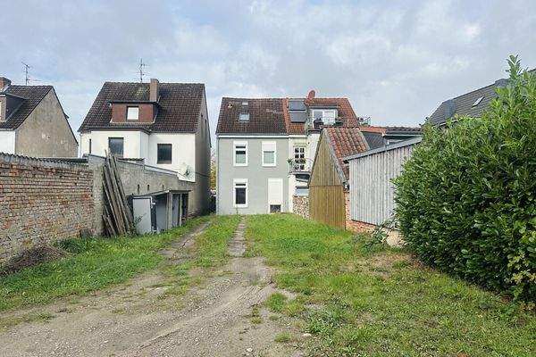 Blick aus dem Garten auf die Rückseite des Hauses