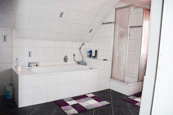 8 modernes Tageslichtbad mit Wanne und Dusche.JPG