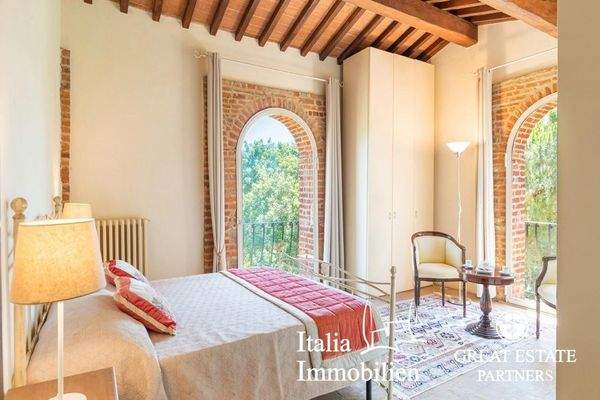 Schöne helle Villa in herrlicher Lage mit Türmchen, Pool, Weinberg und Olivenhain