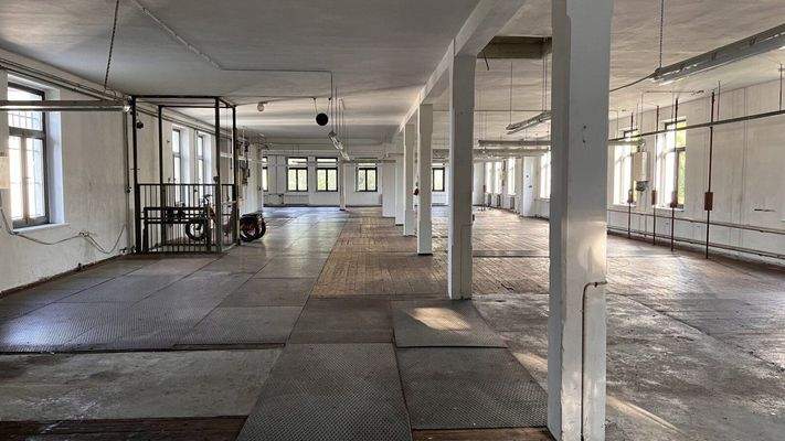 Fabrikhalle im OG (Kampfweg) aber EG (Grundstück)