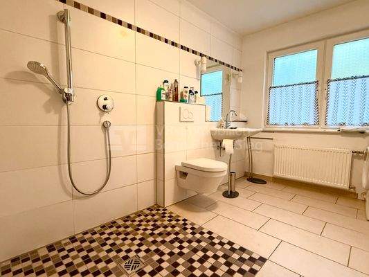 Badezimmer mit Dusche EG.jpg