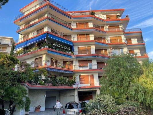 Immobilie-verkaufen-Sanremo-Luxus-Doppelgarage-Garten-Außenküche