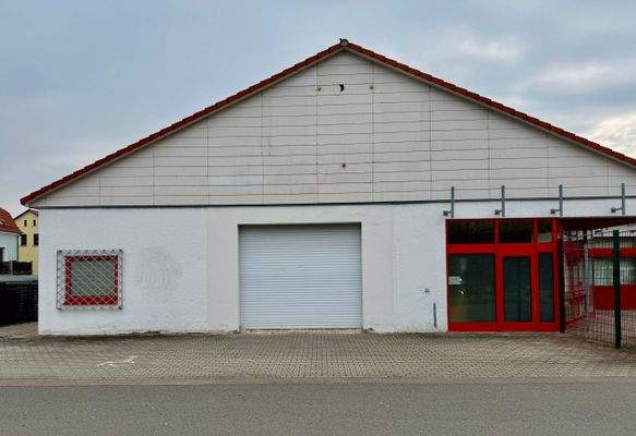 Außenansicht mit Rolltor