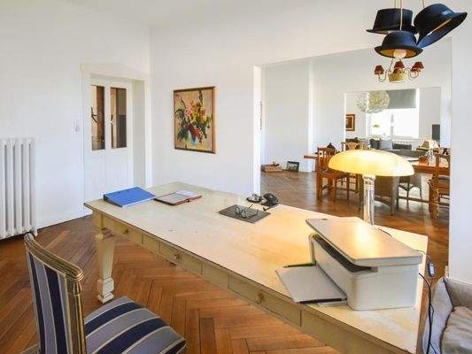 Arbeitsbereich mit Blick in den Wohnbereich