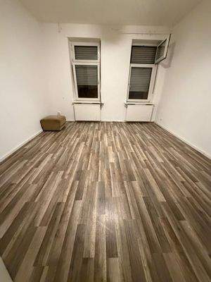 Leeres Wohnzimmer mit Fenster