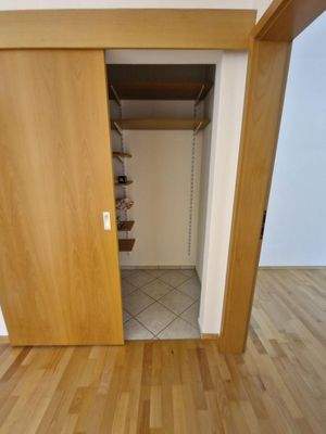 Abstellraum mit Wandregalen