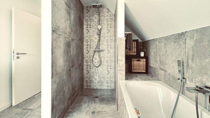 modernes Badezimmer mit Dusche und Wanne