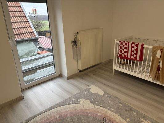 Kinderzimmer 2 im DG mit Balkonzugang