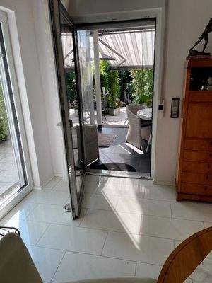 Blick vom Esszimmer in den Wintergarten