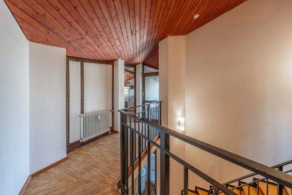 Durch den offenen Flur geht es