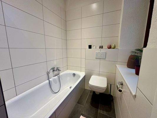 Tageslichtbad mit Dusche und Wanne