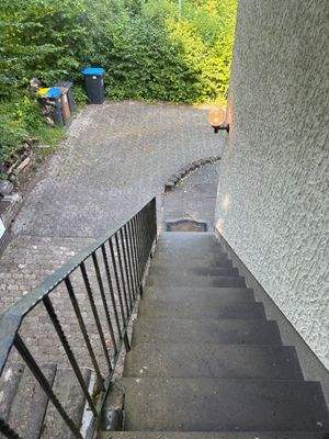 Blickrichtung Einfahrt zur Garage