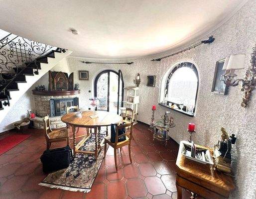 Essbereich mit Zugang zur überdachten Loggia