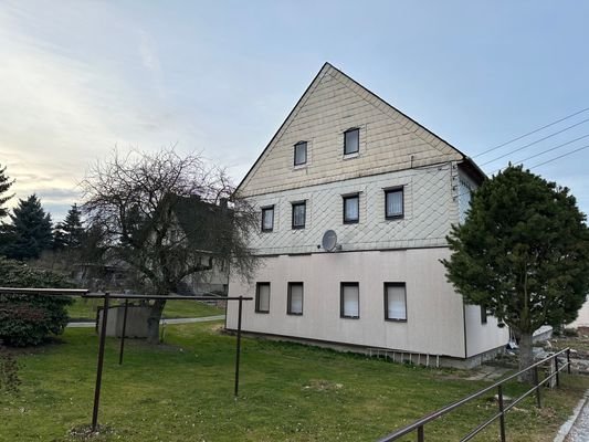 Seitenansicht Gebäude mit Garten