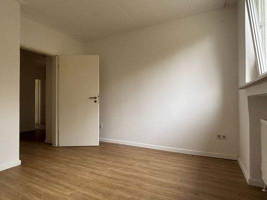 Leeres Zimmer mit Holzboden