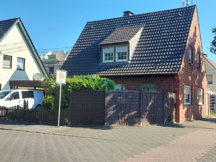 ***BÜSCHER IMMOBILIEN*** Charmantes, freistehendes Einfamilienhaus mit 6 Zimmern, Carport, Garage und pflegeleichten Grundstück in Epe zu verkaufen