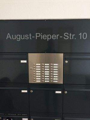 Die repräsentative Klingelanlage.JPG