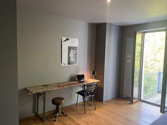 Arbeits-/Schlafzimmer