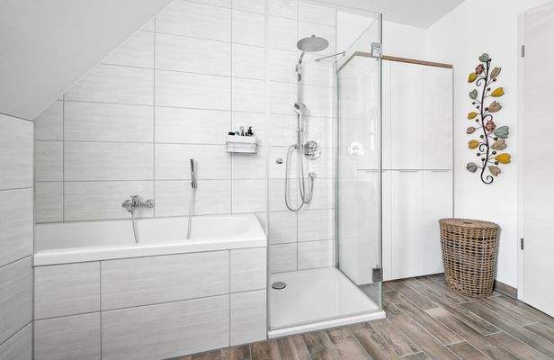 Dusche und Badewanne