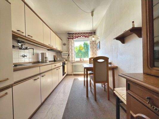 Perfekt ist die Küche in den Raum eingepasst