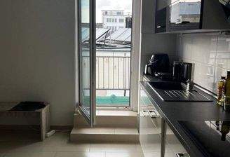 Küche und Ausgang zum Balkon.jpg