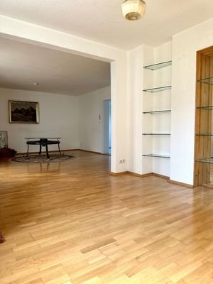 großzügiges Wohnzimmer