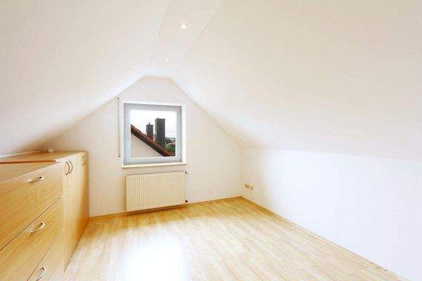 Schlaf-/ Kinderzimmer 4