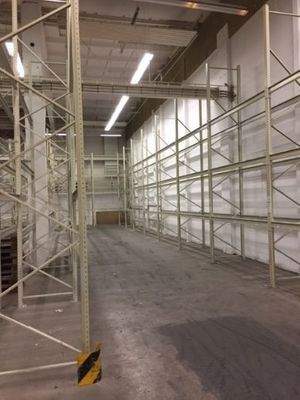 Halle innen mit Hochregalen