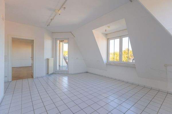 Küche mit Blick auf den Kirchturm und Zugang zum Balkon