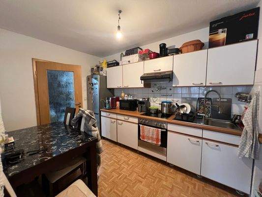 Küche mit Einbauküche.jpg