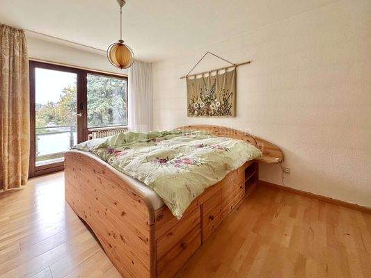 Schlafzimmer mit Zugang Balkon 1. OG 