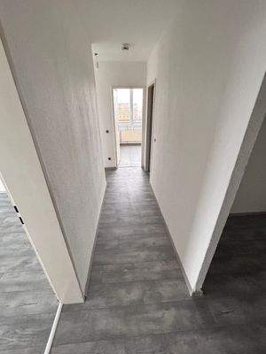 Flur mit grauem Boden