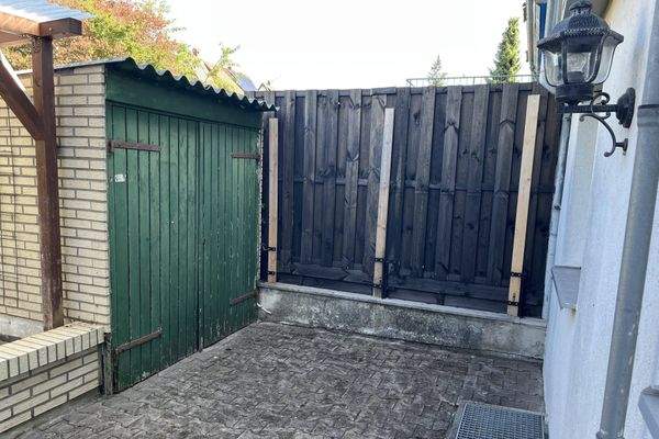 Außenbereich mit Geräteschuppen