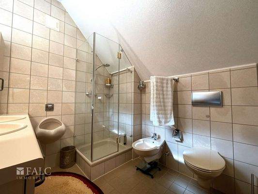 Badezimmer2  - Verbessert - (KI generiert)