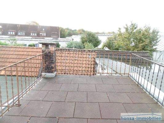 Dachterrasse mit Blick auf Abstellhäuschen/ Gerätehaus